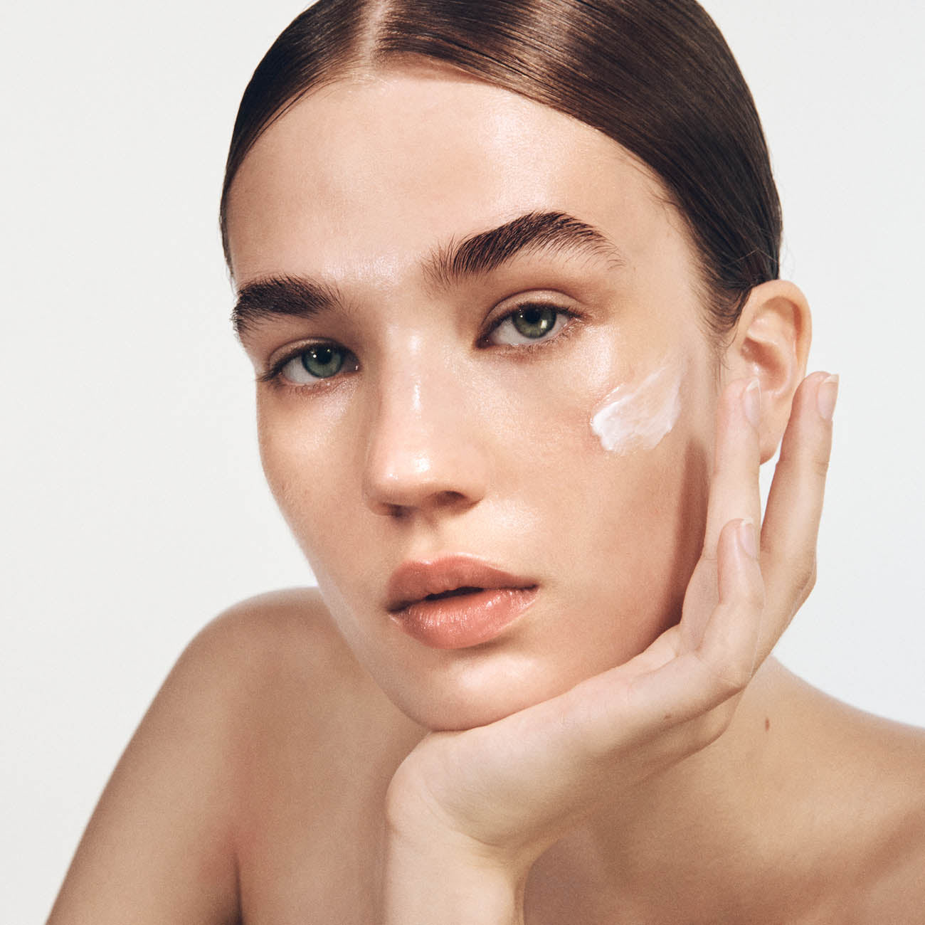 Frau mit der Barrier Boost Creme